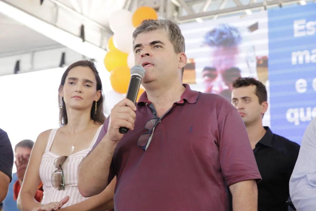 Após derrota, família da vice de Paes mergulha na campanha de Flávio Bolsonaro no Rio
