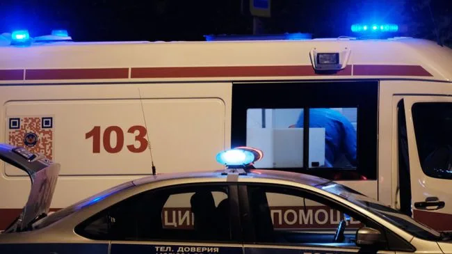 В Москве иномарка с ребенком в салоне въехала в мачту городского освещения