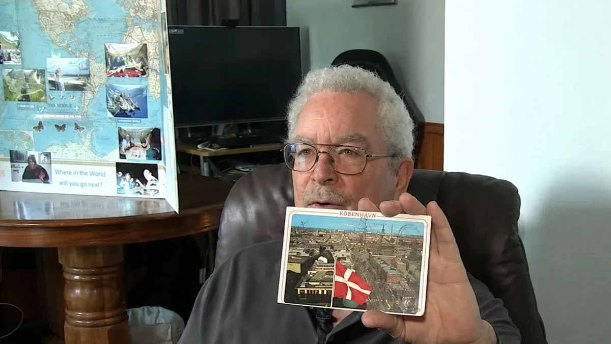 Após a morte dos pais, homem recebe cartão misterioso enviado há 26 anos que chega à sua casa e revela uma mensagem deixada por eles no passado