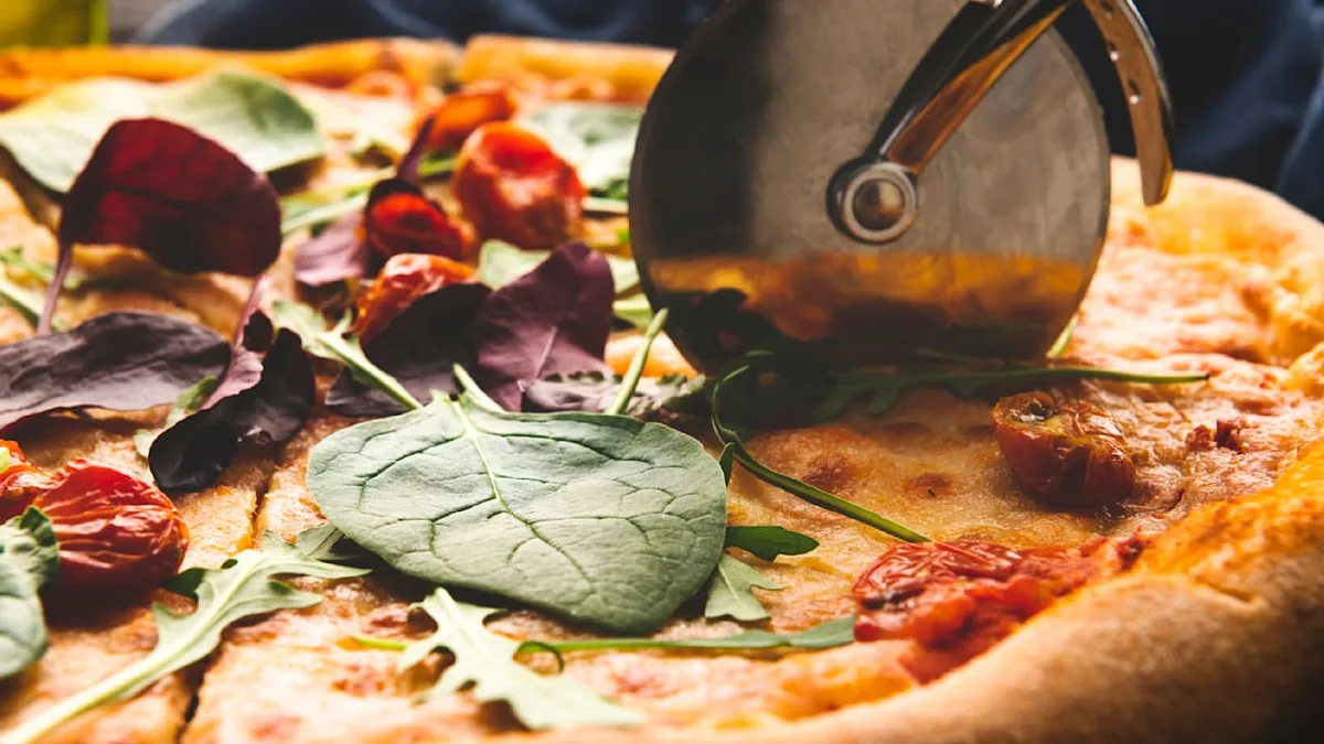 Leitungswasser, Pizza teilen, Fensterplatz - Absurde Abzocke! So kassieren Restaurants extra