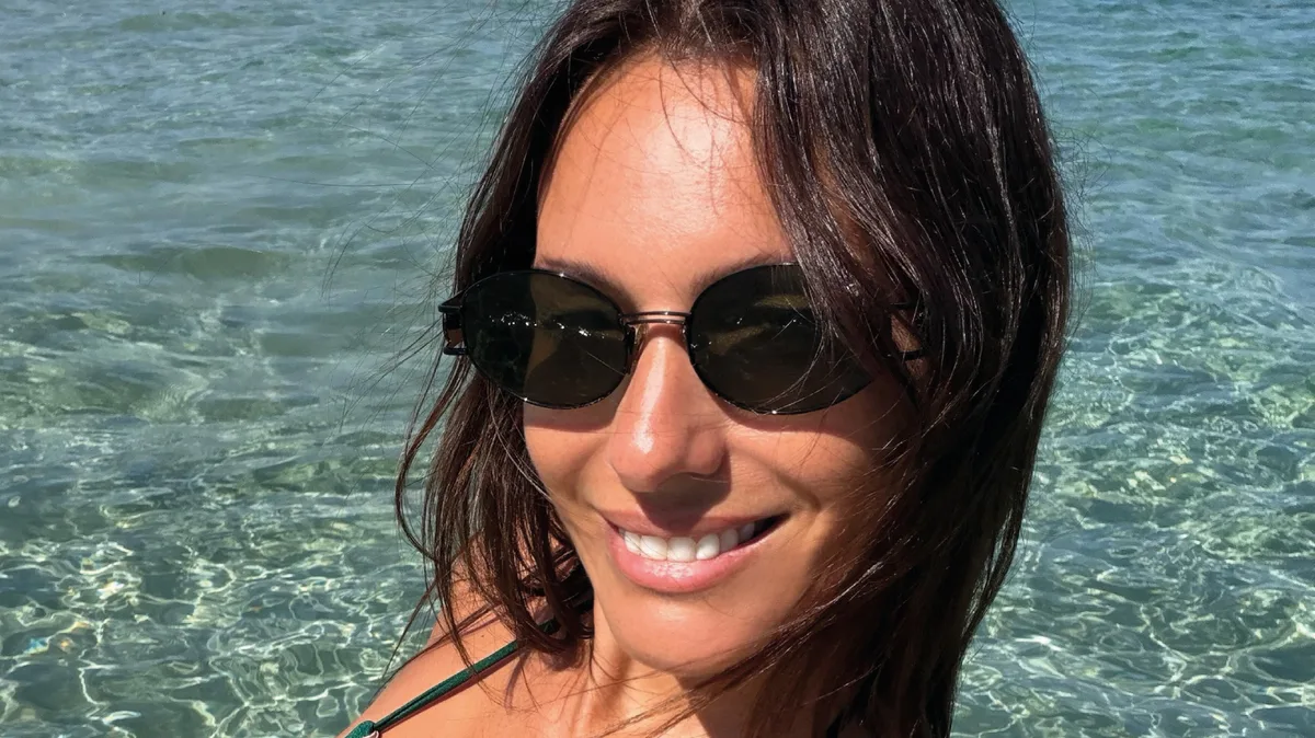 Pampita sigue deslumbrando en Ibiza: microbikini triángulo y minivestido estampado