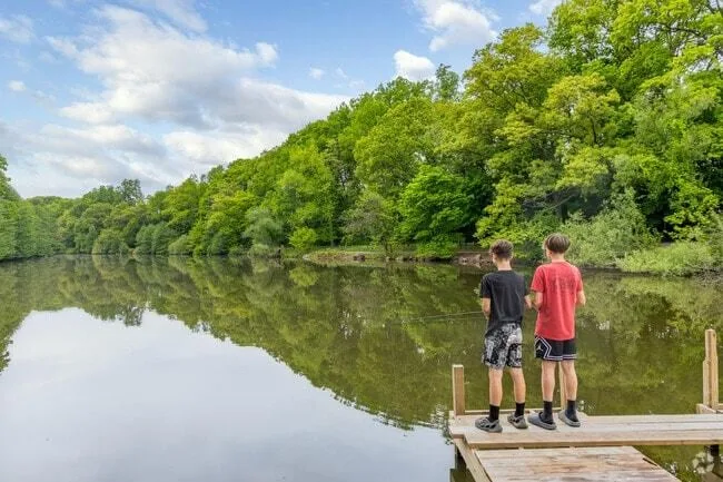 Nueva York investiga una filtración de aguas residuales en un lago de Staten Island