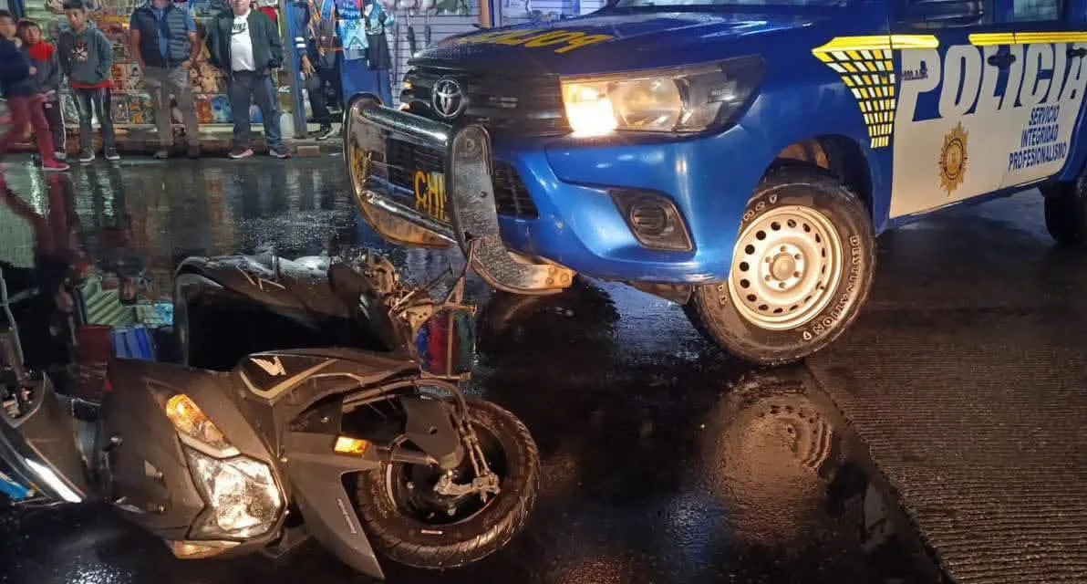Capturan a agentes de la policía de Guatemala, tras chocar una patrulla contra dos motocicletas bajo supuesto estado de ebriedad