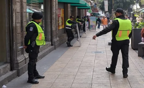 Calle Motolinía permanece bajo vigilancia policial tras agresión a elementos de la SSC; retiran motocicletas del Centro Histórico