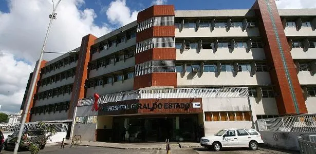 Estrutura de trio elétrico se solta e deixa 2 mulheres feridas em Salvador