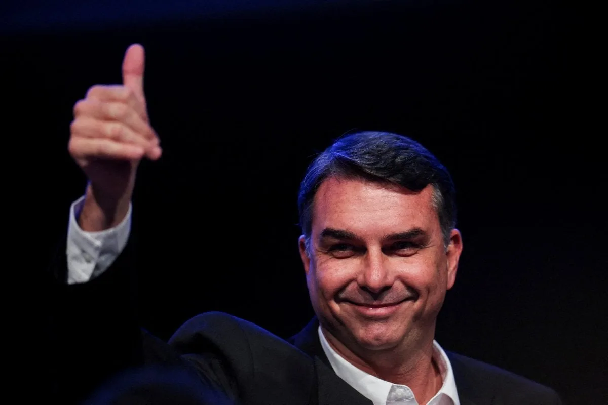 Plano de governo de Flávio Bolsonaro prevê novas regras fiscais e fim da competência criminal do STF
