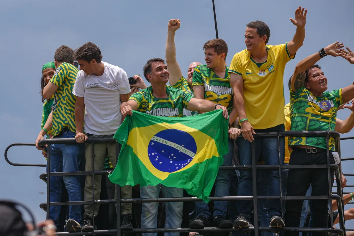 Abraços, dancinha e sósia de Trump: veja vídeos e fotos de ato de Flávio Bolsonaro no ES