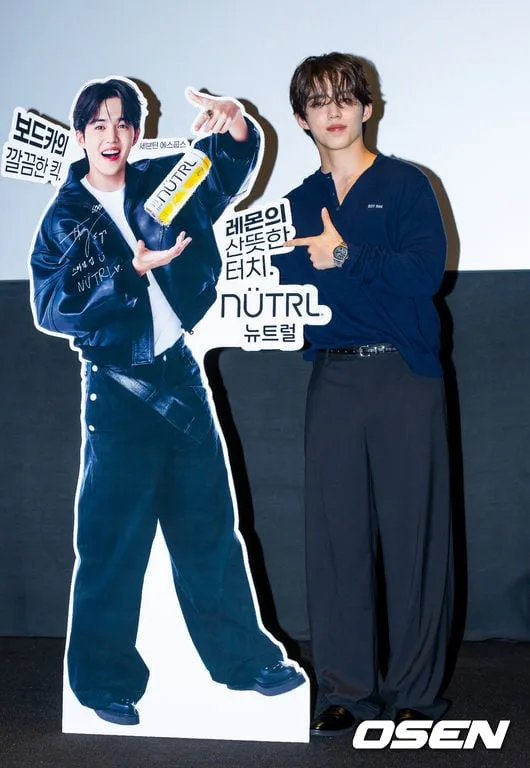 [사진]세븐틴 에스쿱스,'등신대 판넬 옆에서 포즈'