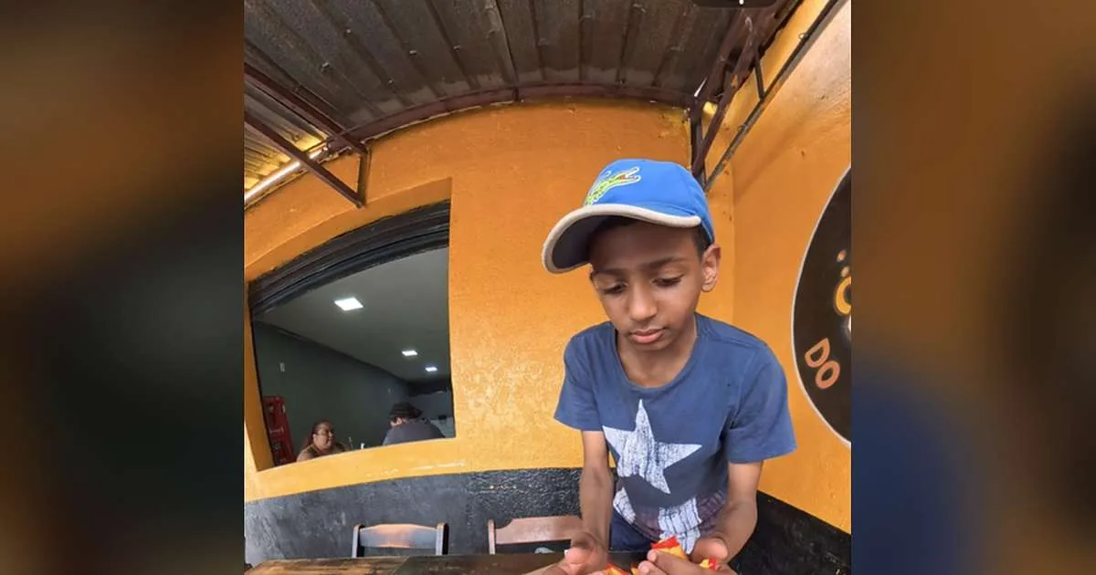 Aos 14 anos, Kelvin vende paçocas para ajudar a família e sonha em consertar a bicicleta
