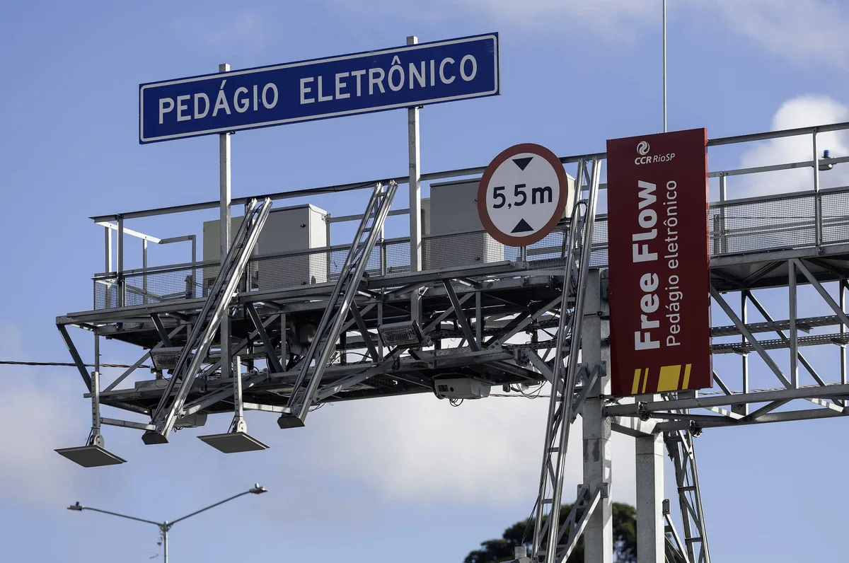 CNH digital vai centralizar aviso e pagamento de pedágio free flow; motorista receberá alerta no celular