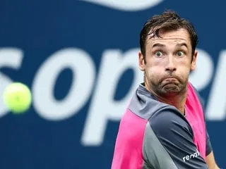 US Open. Match interrompu sur une balle de match, casquette envolée… La drôle de victoire de Quentin Halys