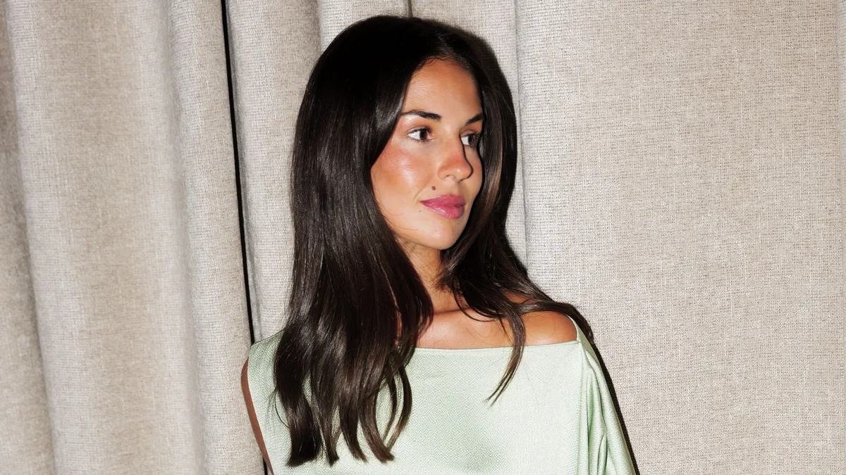 Carmen Montero Mundt, prometida del piloto George Russell, regresa a Madrid como anfitriona de una noche de moda junto a Sofía Tcherassi, Sandra Gago y Gemma Pinto