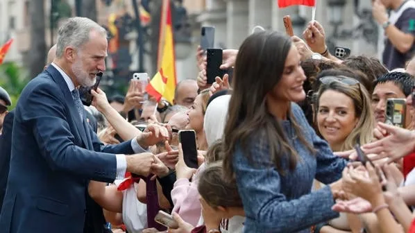 Felipe VI y la reina Letizia son recibidos entre vítores y se dan un baño de masas en su visita histórica a Ceuta