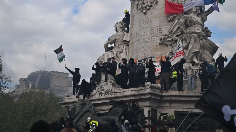 Mobilisation du 17 octobre : des tensions place de la République à Paris