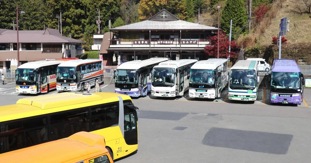 金剛峯寺、駐車場有料化を本格実施へ 高野山の観光客増え