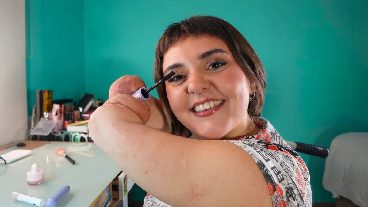 “Me maquillaba para que vean mi cara y no las amputaciones”: la vida de la maquilladora que perdió sus brazos y piernas a los 2 años