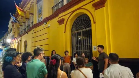 Pasear por el horror y la memoria: el éxito de las rutas guiadas que desentierran la historia de Arahal, el municipio más represaliado de la provincia de Sevilla