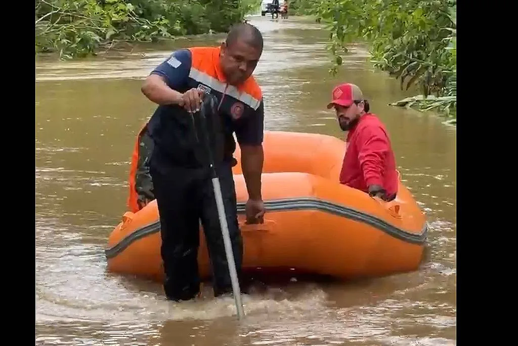 Famílias ficam isoladas após transbordamento de rios em cidades do Vale do Ribeira, em SP