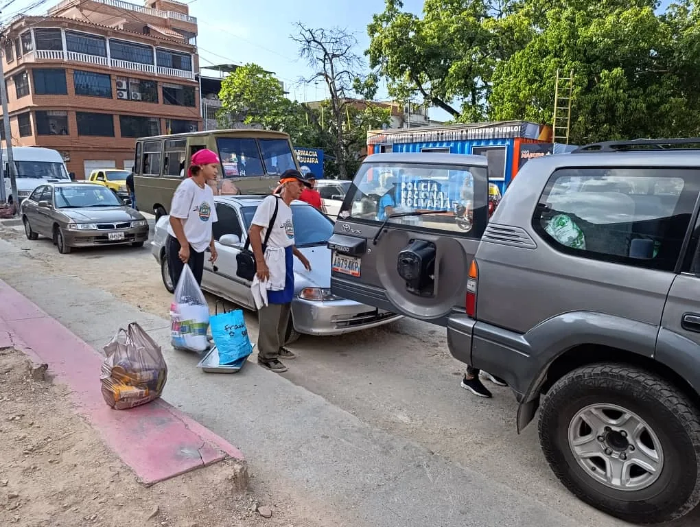 El Arepazo de Equipo Vanessa alimentó cuerpos y almas frente a las ruinas que dejaron los terremotos en Caraballeda