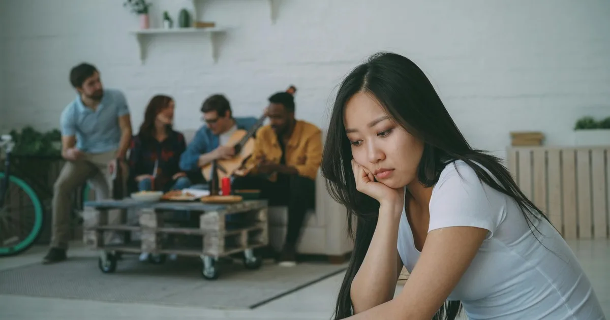 Los expertos en psicología coinciden: quienes tienen una vida social muy activa pueden sentirse solos