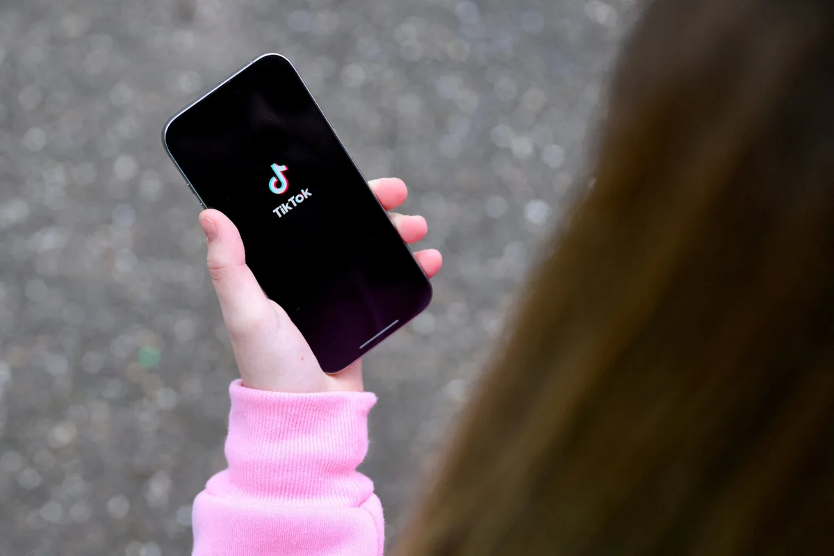 La Policía Nacional advierte: “Si tu hijo usa TikTok, hay una función que deberías activar hoy mismo”