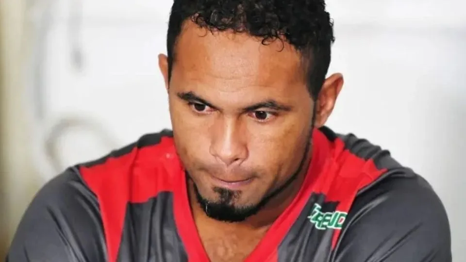 Goleiro Bruno processa Band por “perseguição” por reportagens sobre caso Eliza Samudio