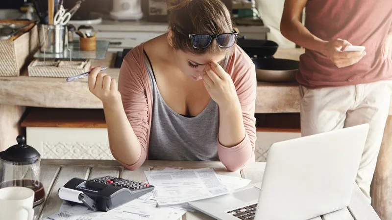 "Il faut encourager les couples à parler d'argent dès le début": est-ce que dans un couple qui fait 50/50 sur les dépenses, les femmes sont pénalisées pour épargner?