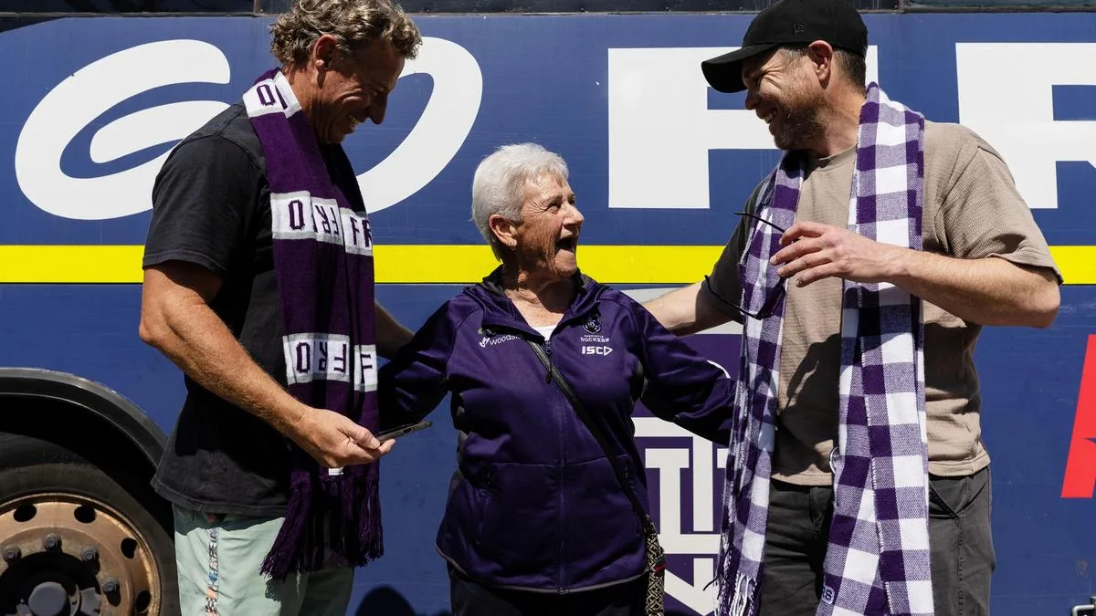 Diehard fans spot Fremantle legends in Port City as ‘Moose’ car paints town purple