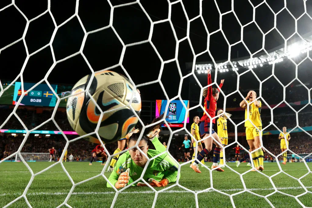 Quase metade das jogadoras de futebol considera se aposentar cedo, diz relatório