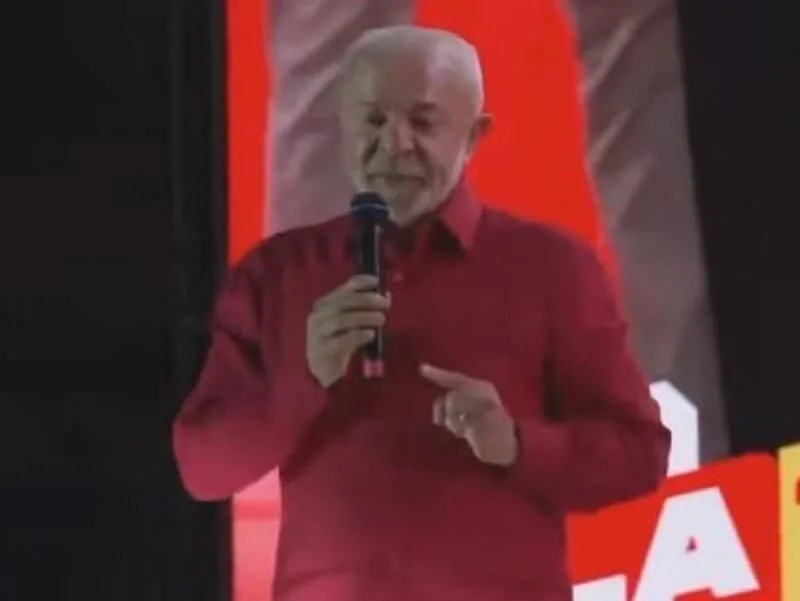 Lula diz que Brasil rejeita "político vira-lata de quatro para os EUA"