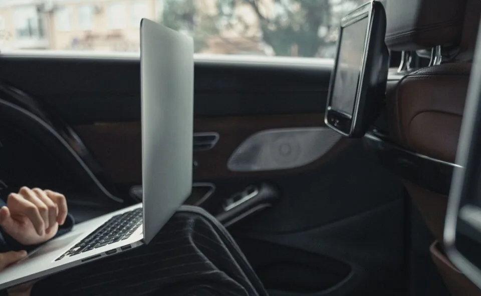 Passageiro esquece notebook de R$ 12 mil em carro de aplicativo e Justiça manda motorista indenizar