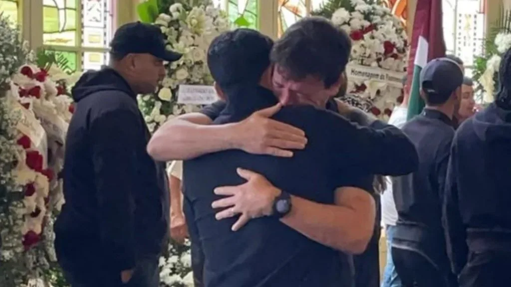 Emocionados, Diniz e Cano se abraçam em velório de Paulo Angioni no Rio