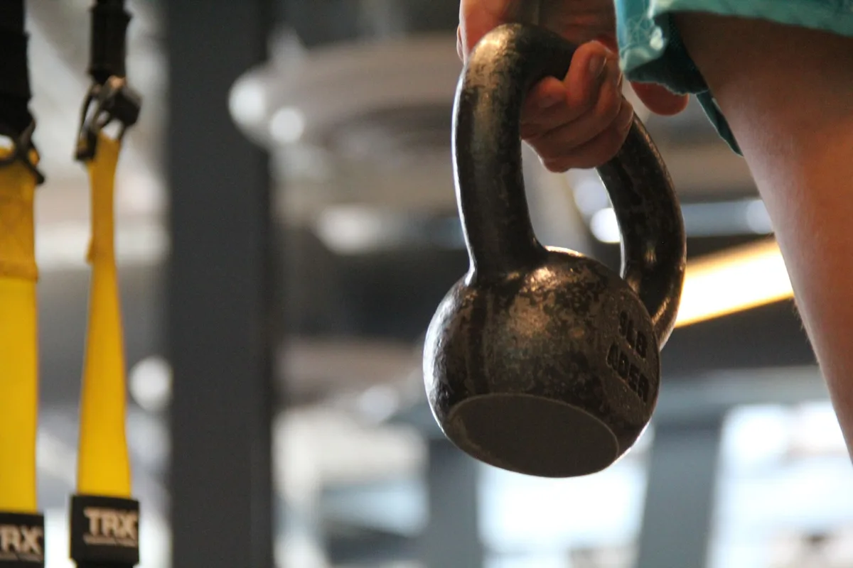 Los 15 ejercicios con pesa rusa para ganar fuerza, potencia y masa muscular, según un entrenador personal: “Increíblemente prácticas para el trabajo de fuerza tradicional”