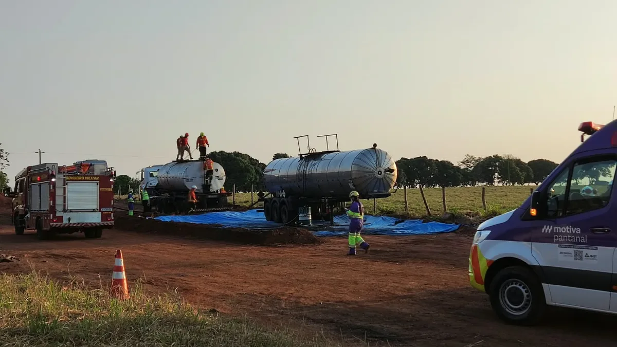 Trabalhador morre ao cair dentro de caminhão de piche em rodovia