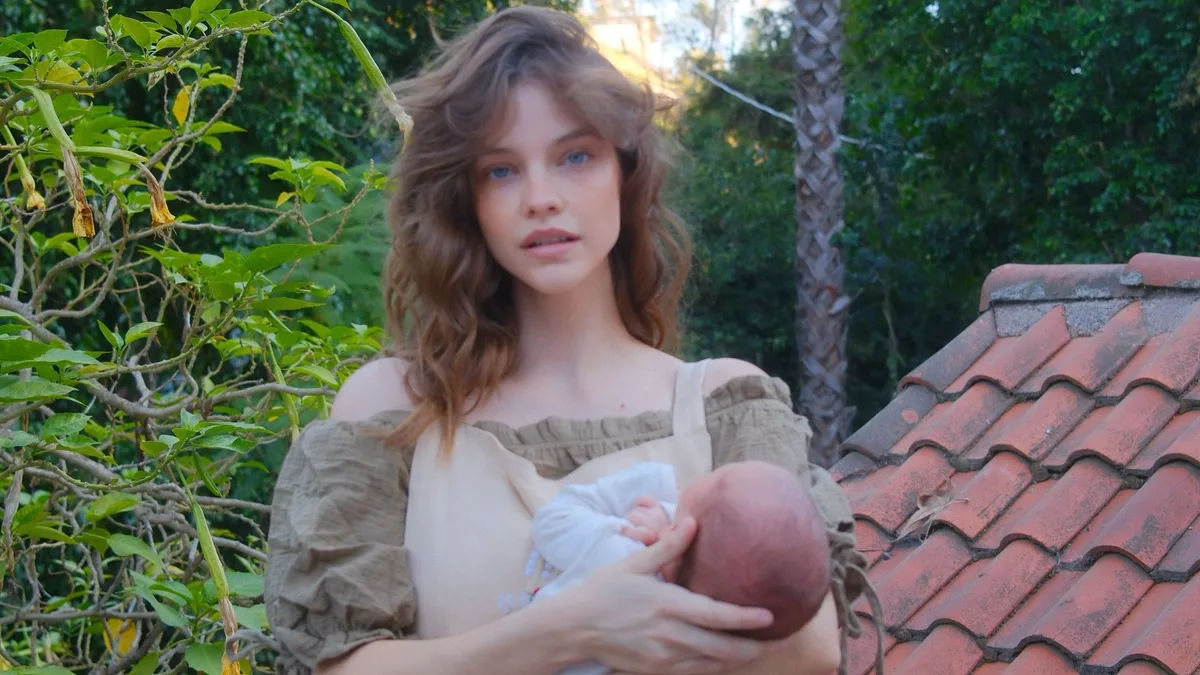 Las preciosas imágenes de Barbara Palvin con su hija un mes después de dar a luz, como unas ninfas en la Tierra Media