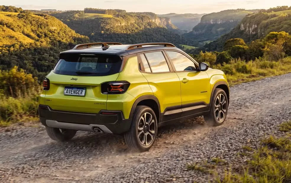 Jeep Avenger chega ao Brasil por R$ 114.990 e é híbrido mais barato do país