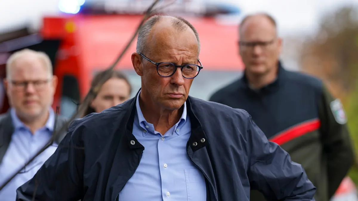 Zurück aus dem Urlaub - Pfiffe und Buh-Rufe bei Merz-Besuch