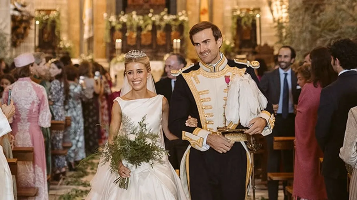 La romántica boda de Carmen Tovar del Valle y Guillermo Mariátegui que ha reunido a la aristocracia en Jerez: de la tiara familiar a los detalles más personales