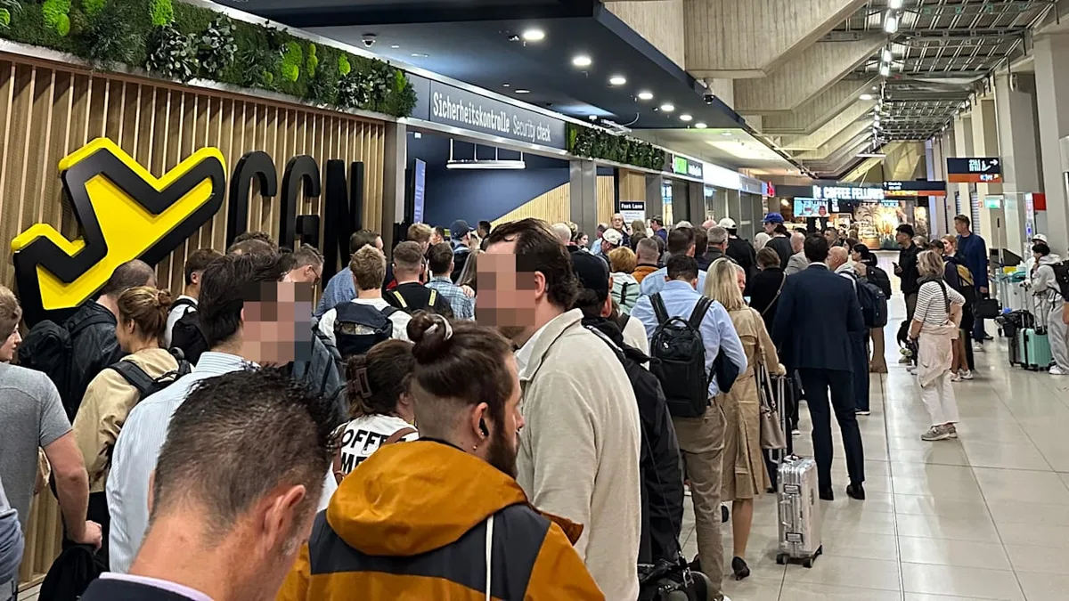 Flughafen Köln/Bonn - Security-Chaos! Reisende verpassen ihre Flüge