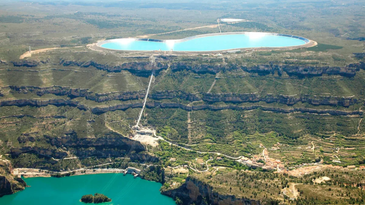 ¡Agua va!: el trasiego hídrico que consigue almacenar hasta 20 horas de electricidad en la central de bombeo más grande de Europa