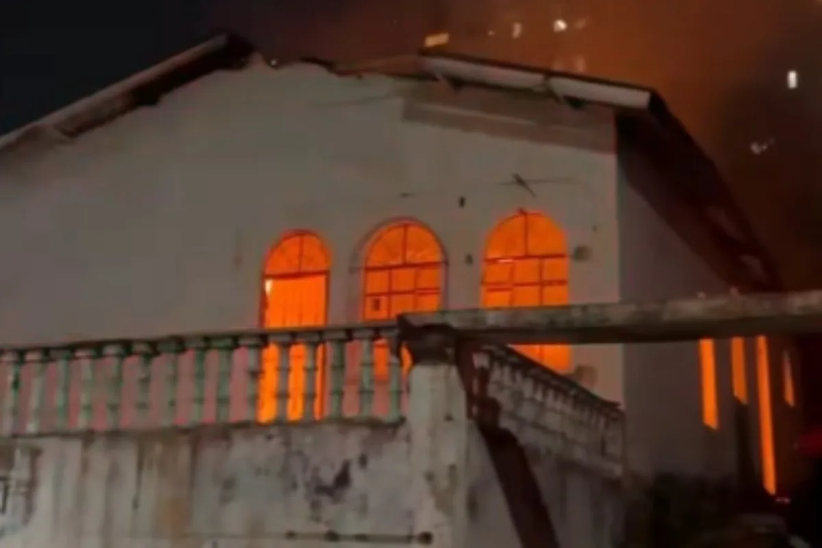 Forte incêndio atinge casa no bairro Aleixo, em Manaus