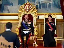 Mette-Marit musste absagen: König Haakon VIII. legt Eid auf die Verfassung ab