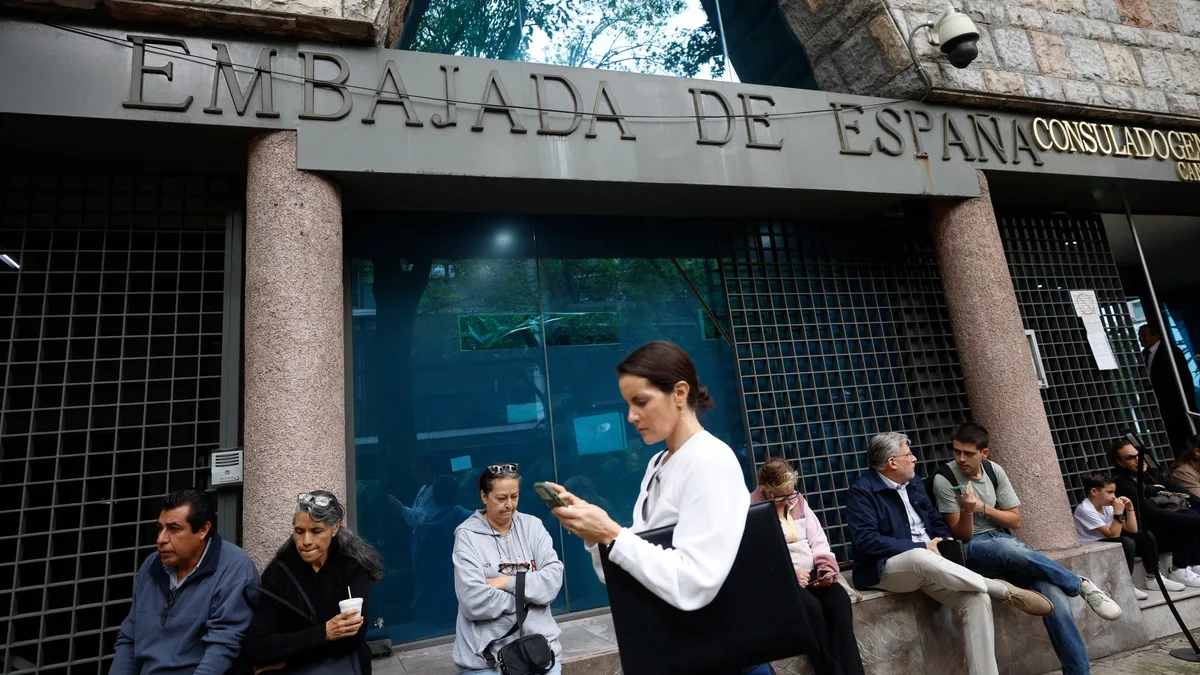 Más de 5.000 nacionalizados por la ‘ley de nietos’ piden ayuda al despacho de Garzón para defender su derecho al voto