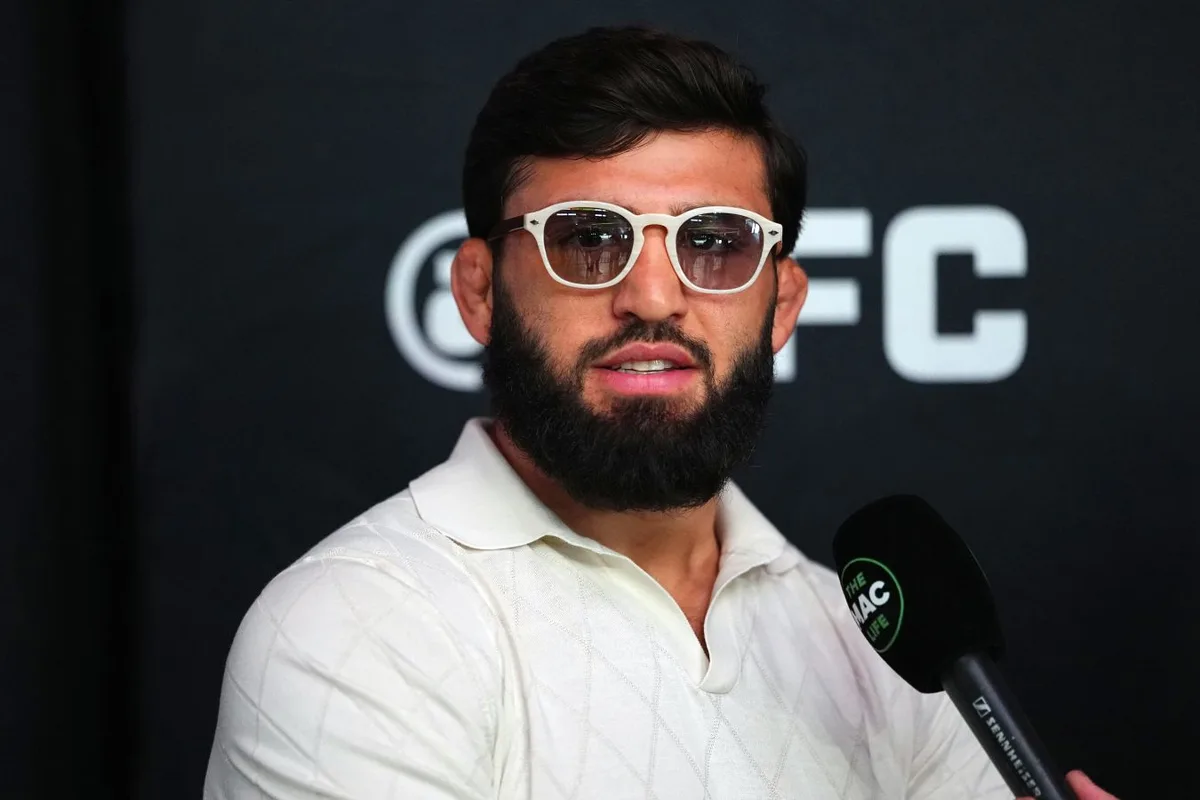 Царукян и Руффи провели битву взглядов перед поединком на UFC 331