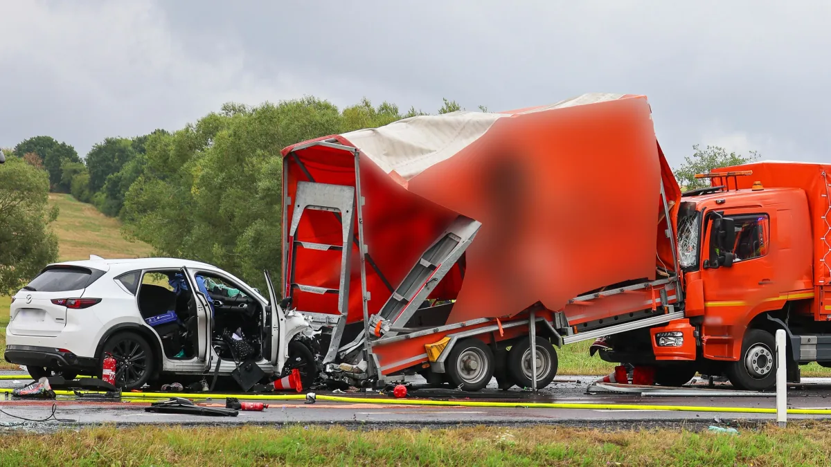 Insgesamt acht Verletzte: Unfall mit zwei Toten: Am Steuer saß ein Fünfzehnjähriger