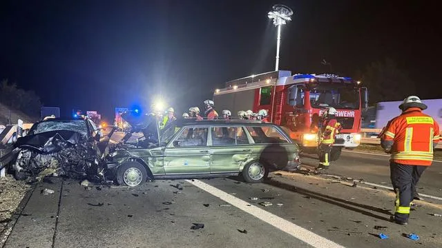 Mittelfranken: Mann stirbt nach Auffahrunfall auf A9 - drei Verletzte