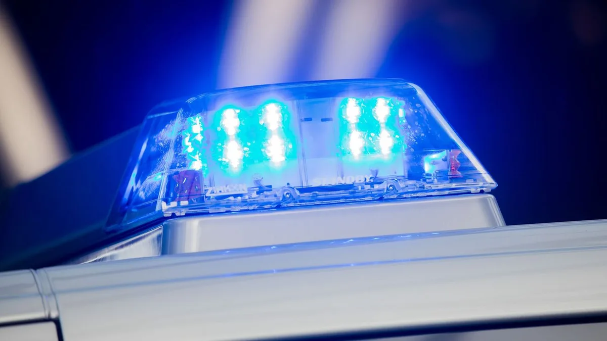 Lebensgefährliche Verletzungen: Schwere Attacke bei Familienstreit: Mann angefahren