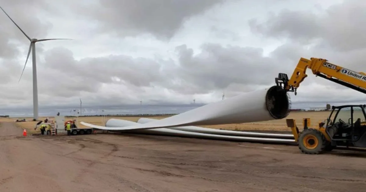 Una planta en Iowa tritura las palas de turbinas en desuso sin calor ni productos químicos, y las 30.000 toneladas anuales para las que está construida se convierten en fibra que se utiliza en hormigón y asfalto