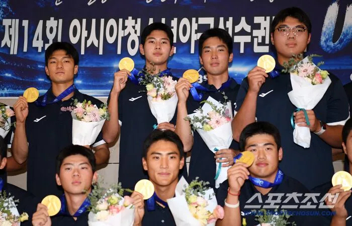 [포토] U-18 야구대표팀 하현승, 금메달 들고