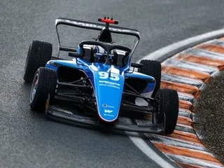 « J’ai encore du mal à y croire » : Jade Jacquet devient la première femme à gagner en F4 France